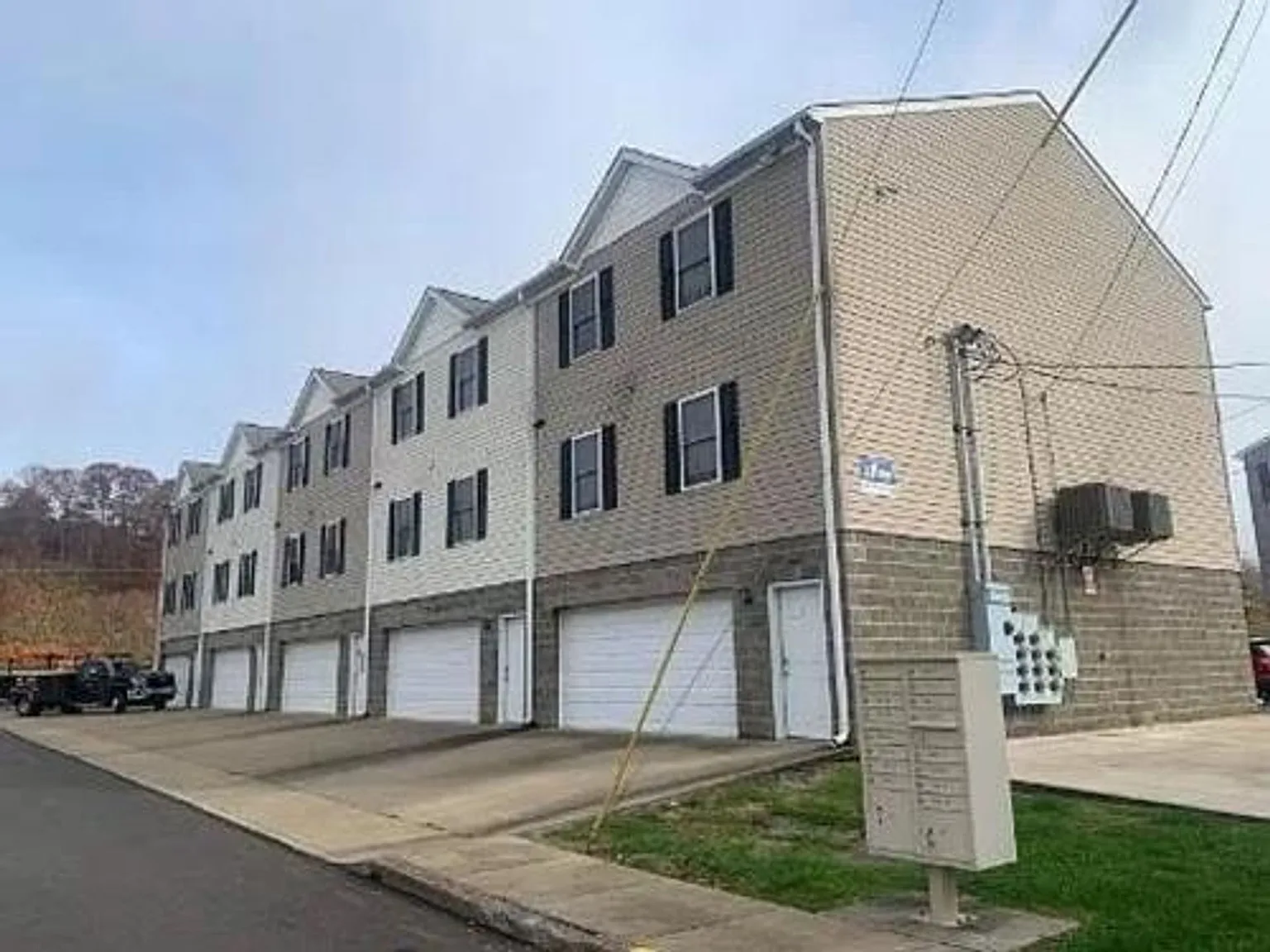 3 Bedroom 2 Bathroom Townhouse With 2 Car Garage — Photo 1