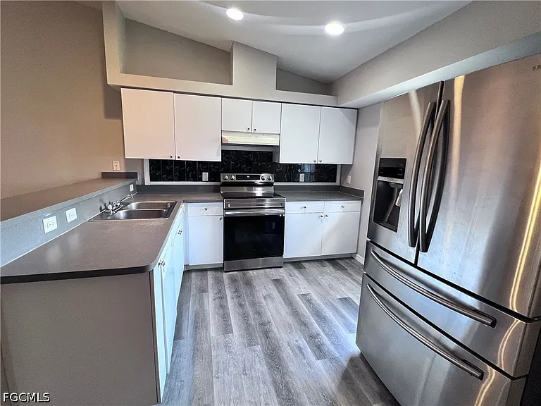1809 SW Santa Barbara Pl — Photo 3