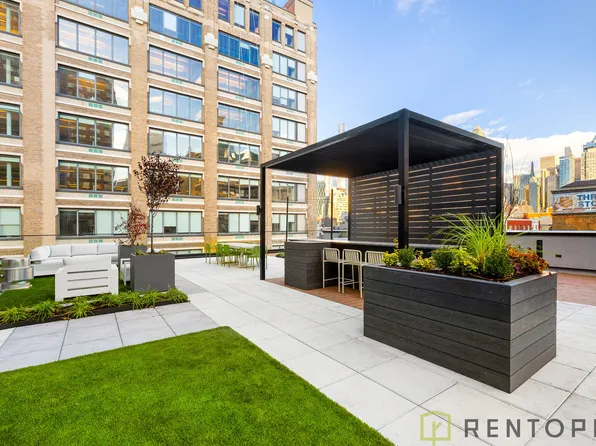 555 West 45th Street image 23 of 27