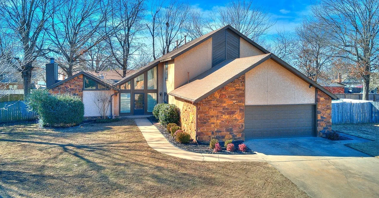 4 bed, 2.5 bath, 2532 sqft, $2,350 — Photo 1