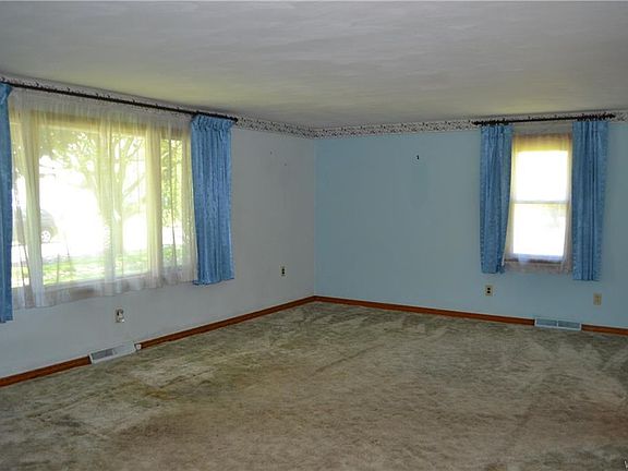 4th image of 60 Caswell St