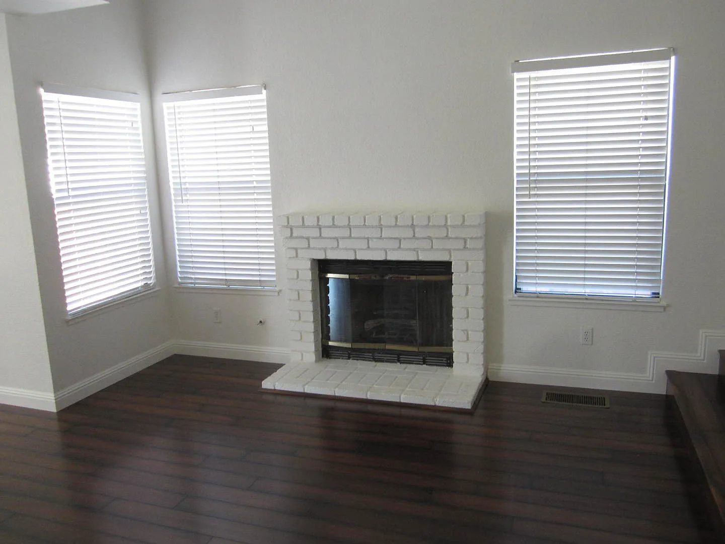 Beautiful 4 Bedroom 3 Bathroom Brentwood Home — Photo 2