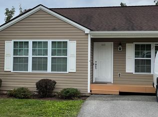 160 Robin Hood Dr, Christiansburg, VA 24073
