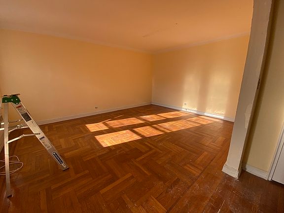 4th image of 40-35 Hampton St #33
