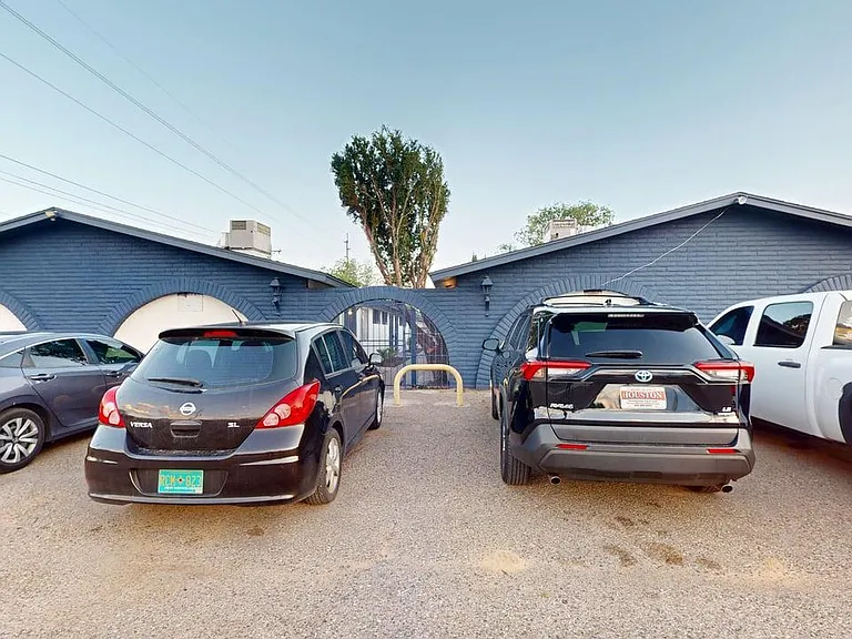 Renovated, Large UNM Area 2 Bed Apt w/ Washer / Dryer and Private Yard — Photo 33