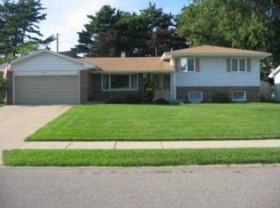 2611 Summit Ridge Dr, South Bend, IN 46628