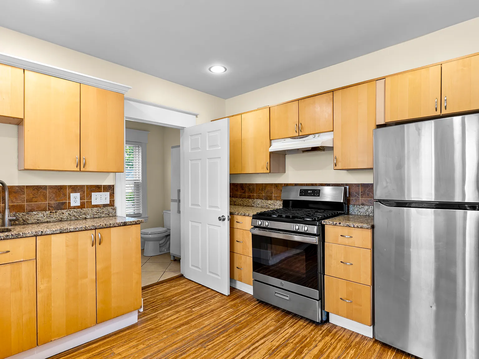 4 bed, 1100 sqft, $3,300 — Photo 3