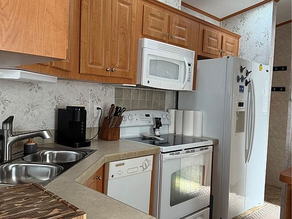 3rd image of 296 Shoreline Dr
