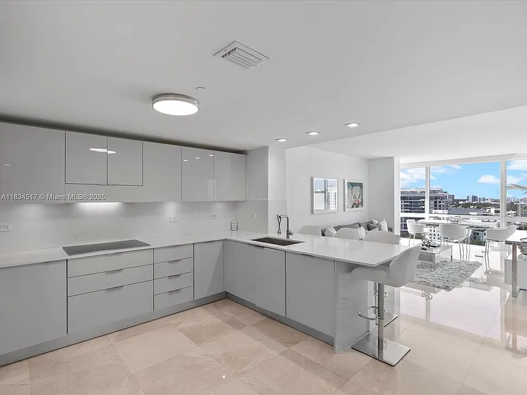 6801 Collins Ave #1402 — Photo 11
