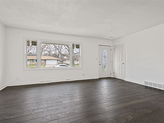 5th image of 2411 Winnetka Dr