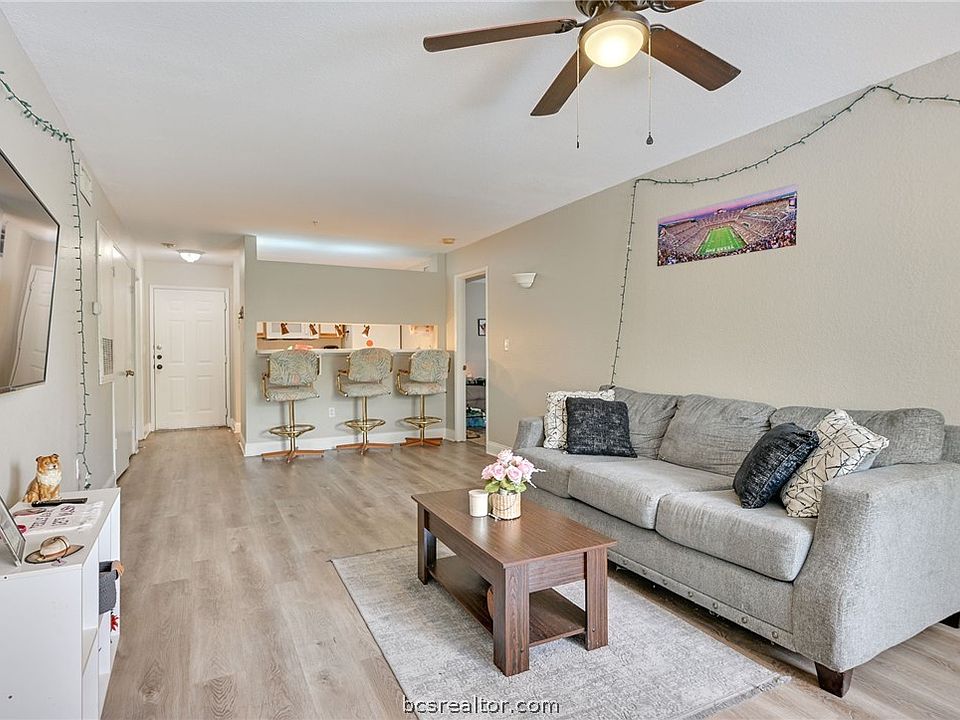 1st image of 521 Parkway #201