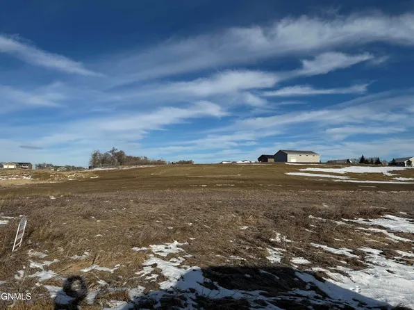 8520 Harvest Hills Dr, Bismarck, ND 58503