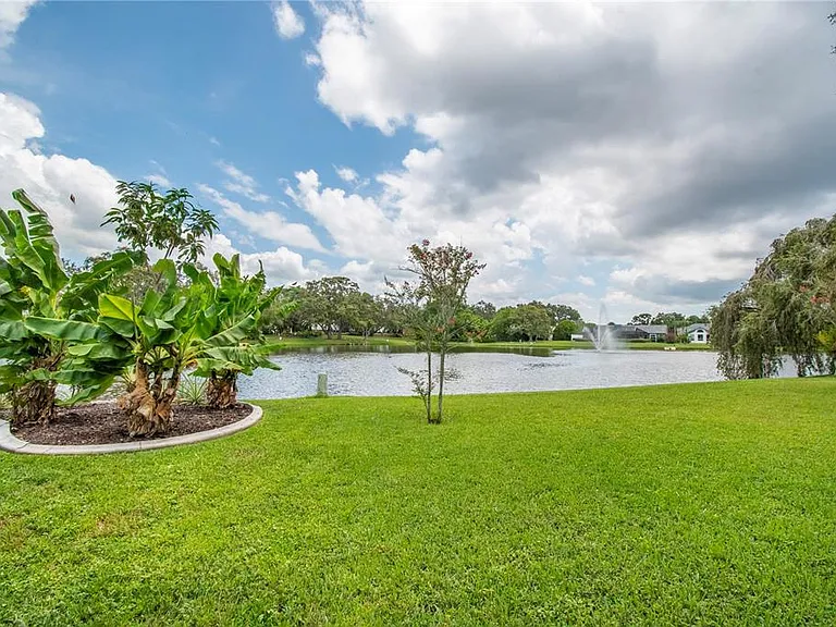 2906 Windridge Dr — Photo 2