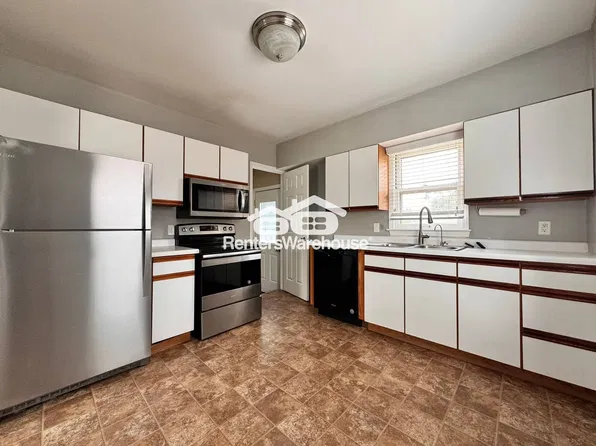 6111 Francis Ave, Des Moines, IA 50322