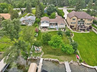 14181 Swanee Beach Dr, Fenton, MI 48430