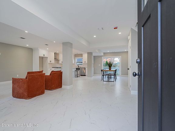 3rd image of 572 Davis Ave