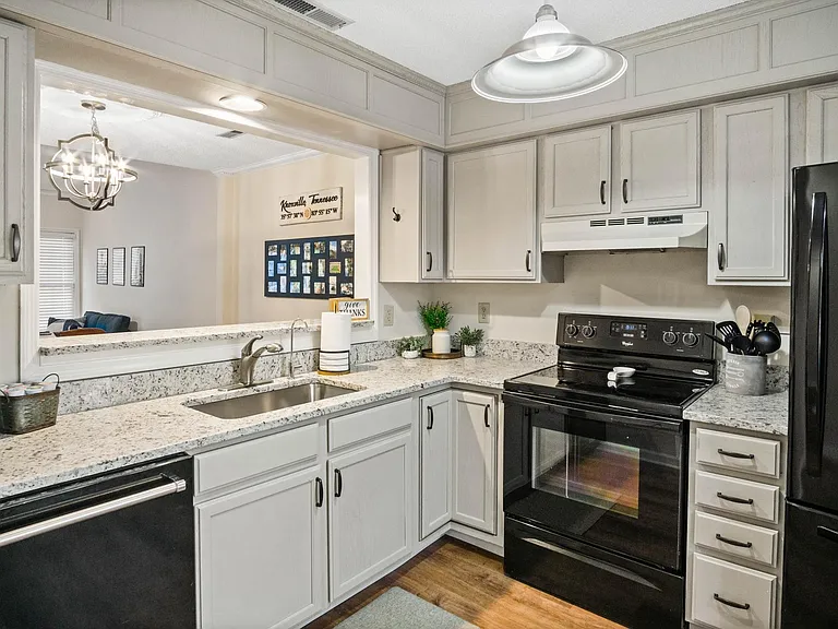 10425 Ravenbrook Ln — Photo 7