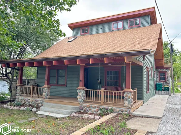 51 W Kirkwood Ave, Fairfield, IA 52556