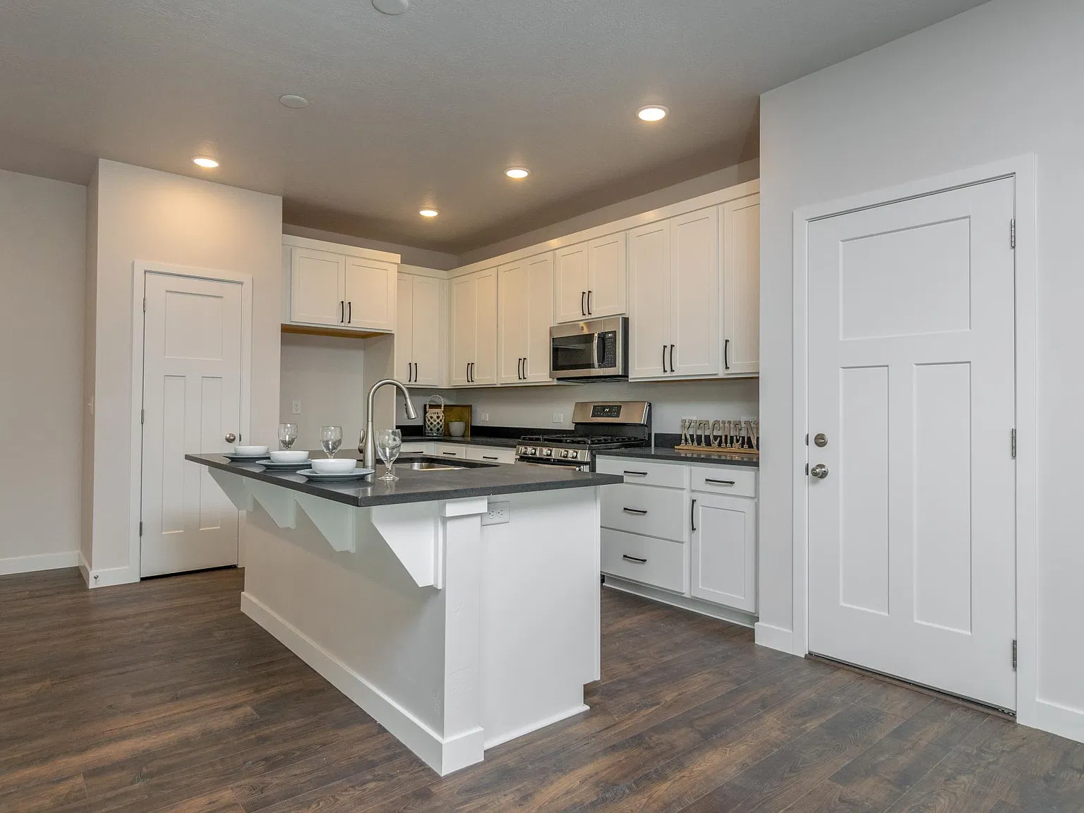 3 bed, 2.5 bath, 3259 sqft, $2,495 — Photo 2