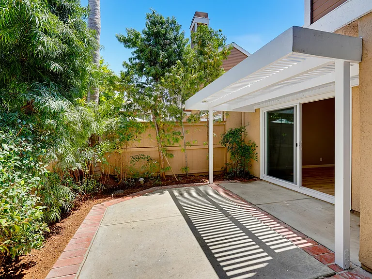 54 Sandalwood — Photo 41