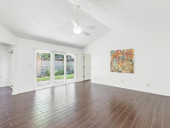 4th image of 1241 Deerwood Dr