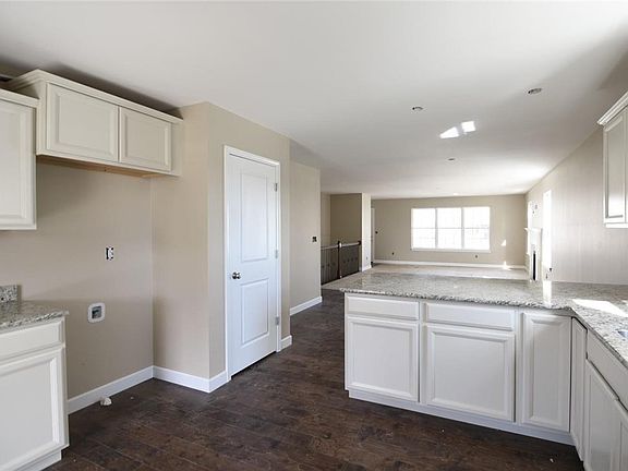 3rd image of 772 Bassett Dr