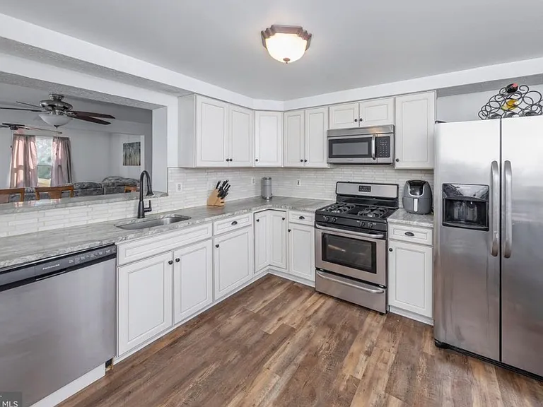 72 Stoneshire Dr — Photo 5