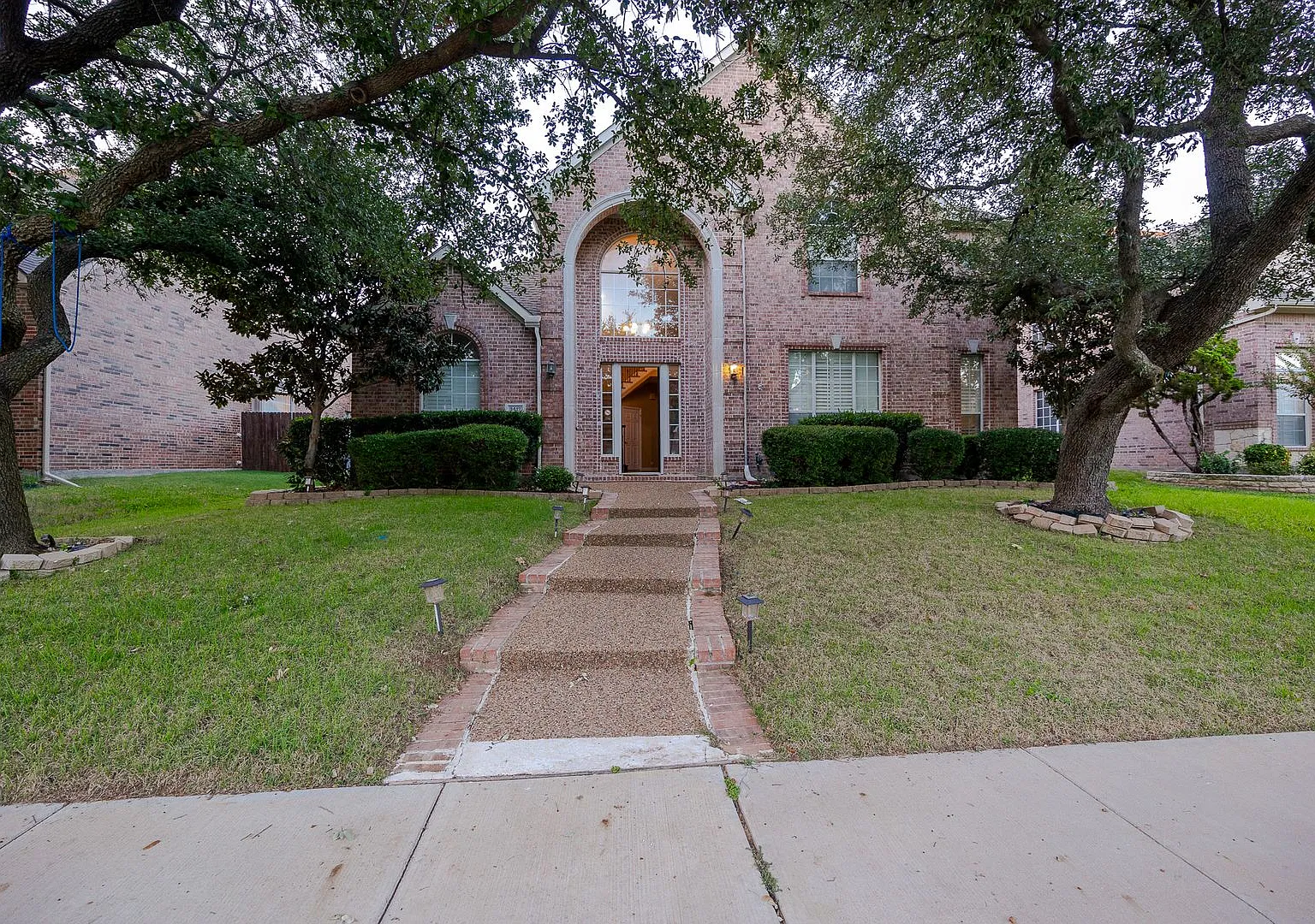 Beautifully maintained home in exemplary Frisco ISD! This 4-bedroom, 3.5-bath home features a 3-c... — Photo 4