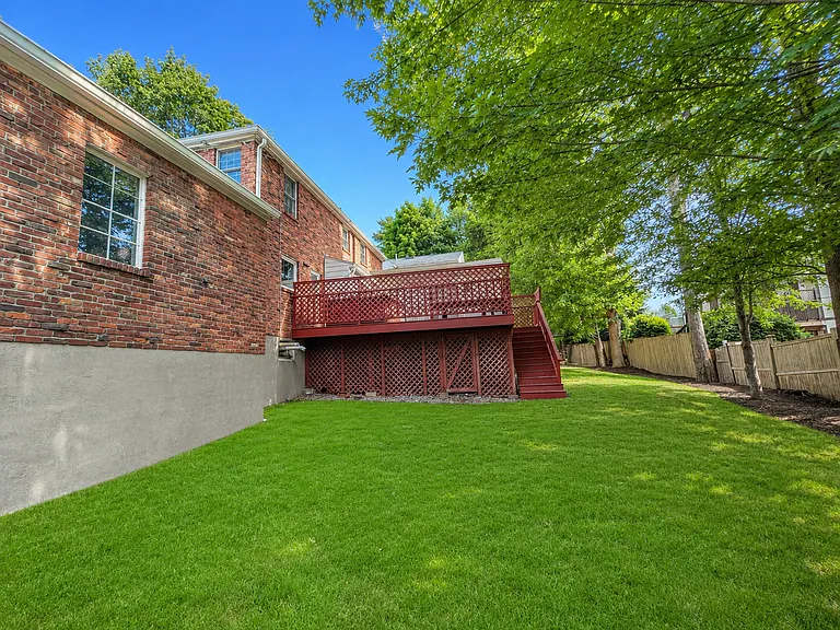 61 Woodlawn Dr — Photo 23