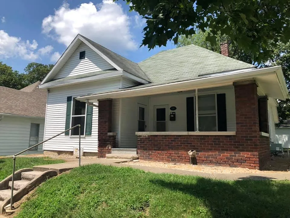 4 bed, 1234 sqft, $4,200 — Photo 2