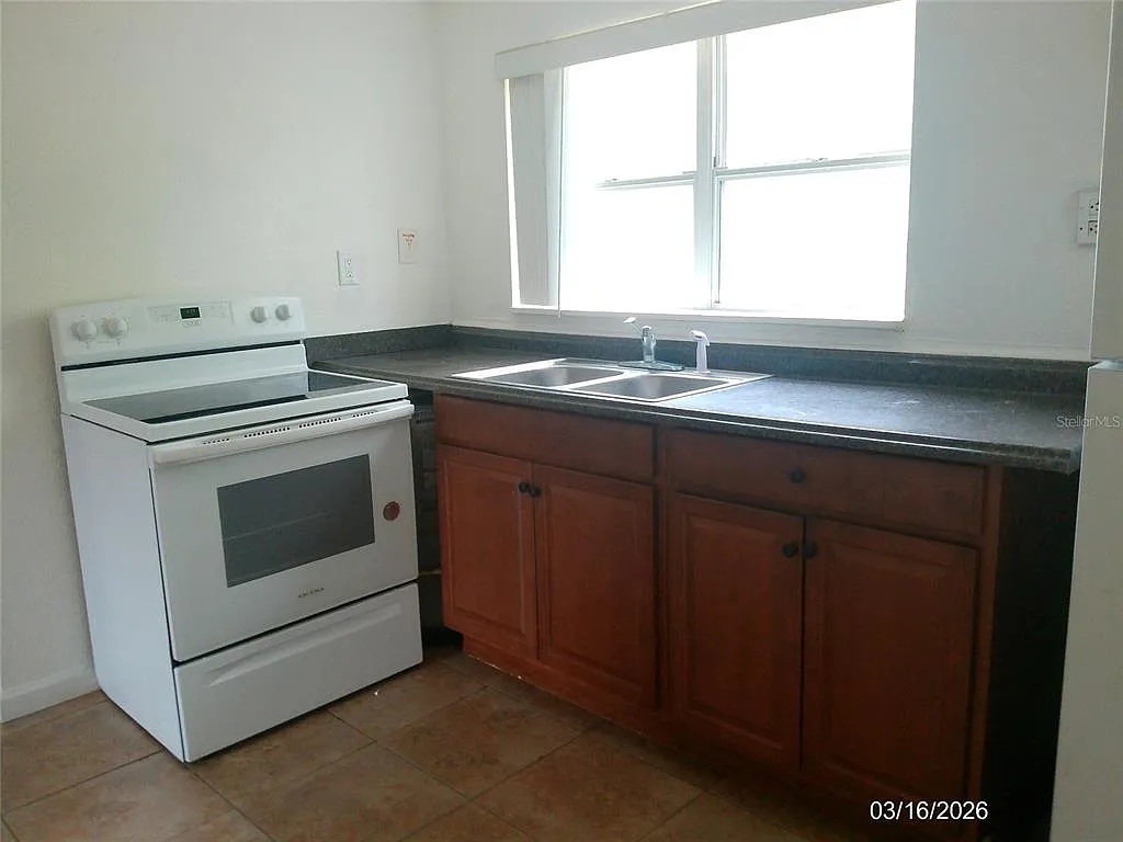 2 bed, 1.0 bath, 700 sqft, $1,075 — Photo 2