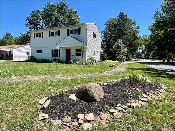 2nd image of 801 Oakwood Dr