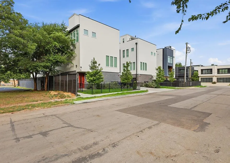 2015 California Dr #104