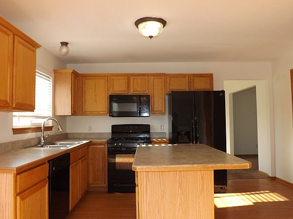 4th image of 912 Churchill Dr