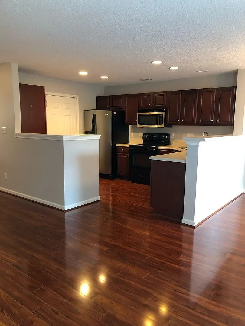 2 Bedroom Townhome in McAlister's Place! — Photo 4