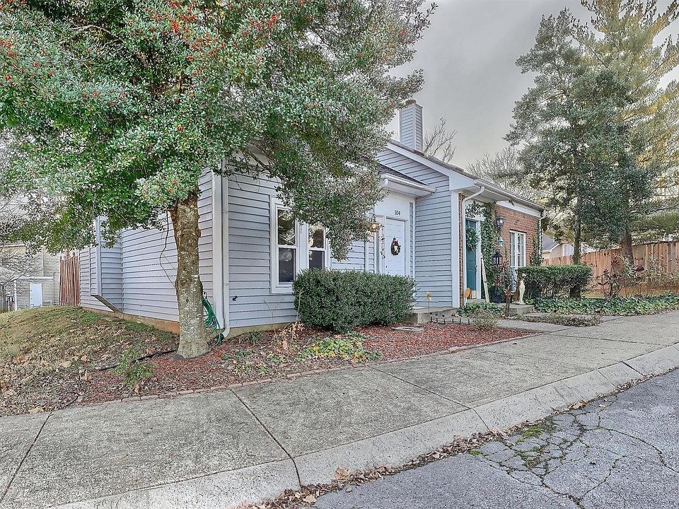 1st image of 104 Carriage Pl