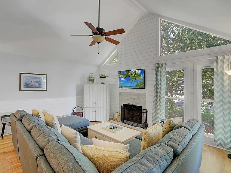 10 Lake Village Ln — Photo 1
