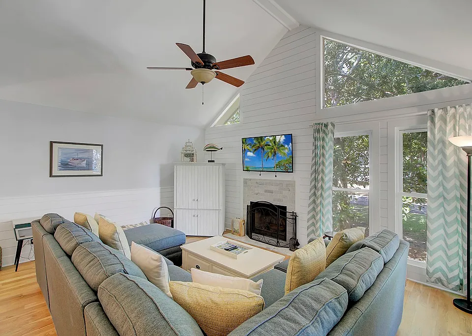 10 Lake Village Ln
