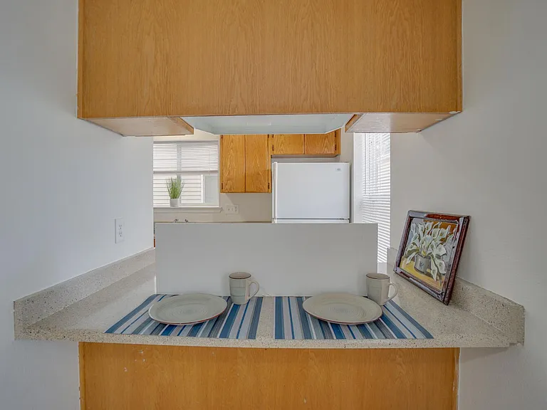 Beverly Rose Apartments — Photo 23