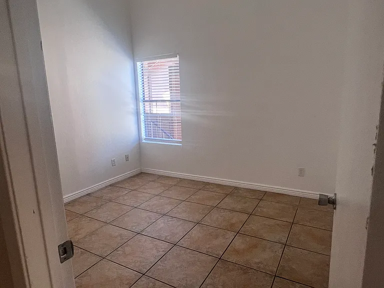 1695 W Midvale Village Dr — Photo 11