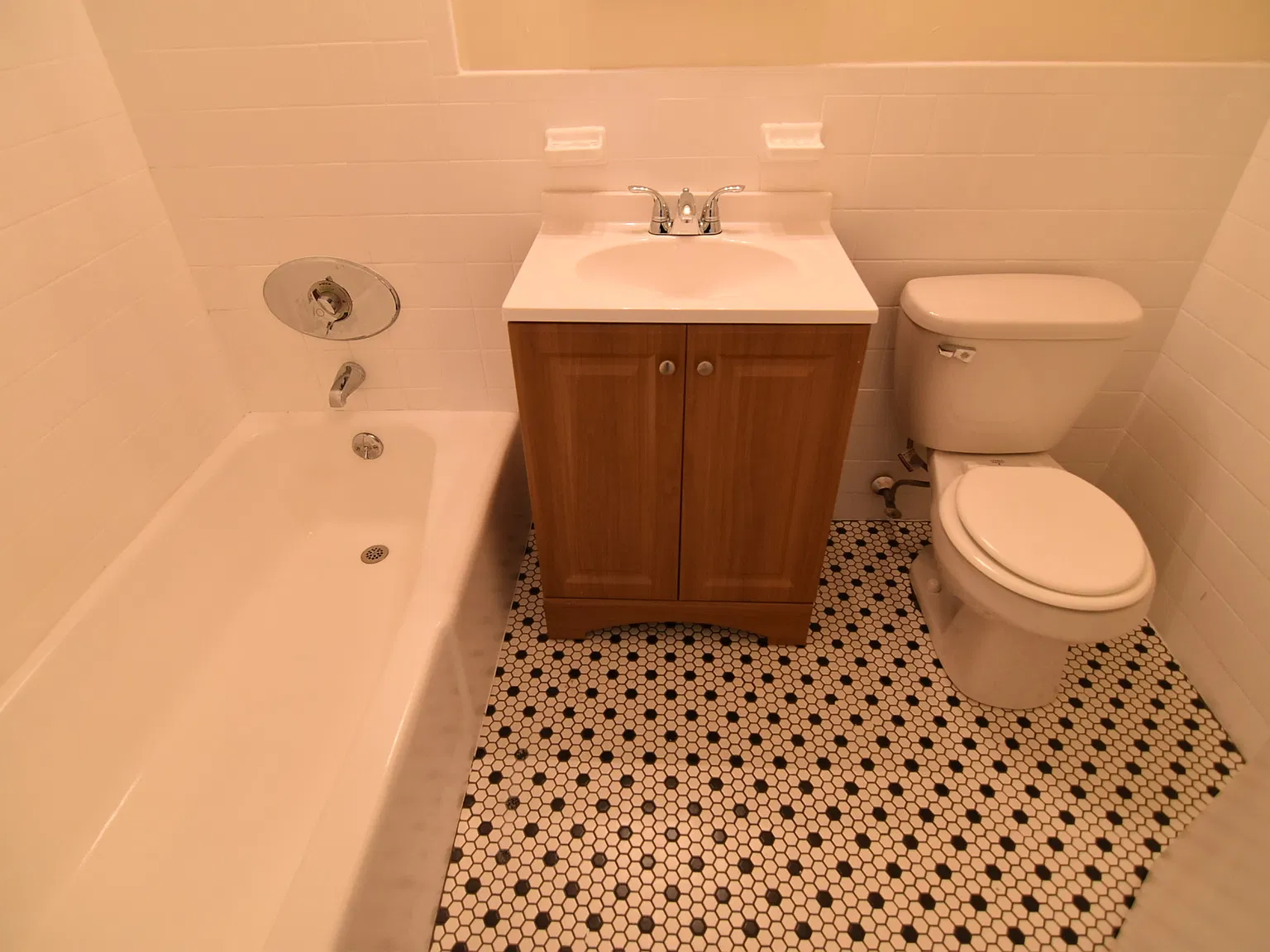 2 bed, 1.0 bath, $2,650 — Photo 2