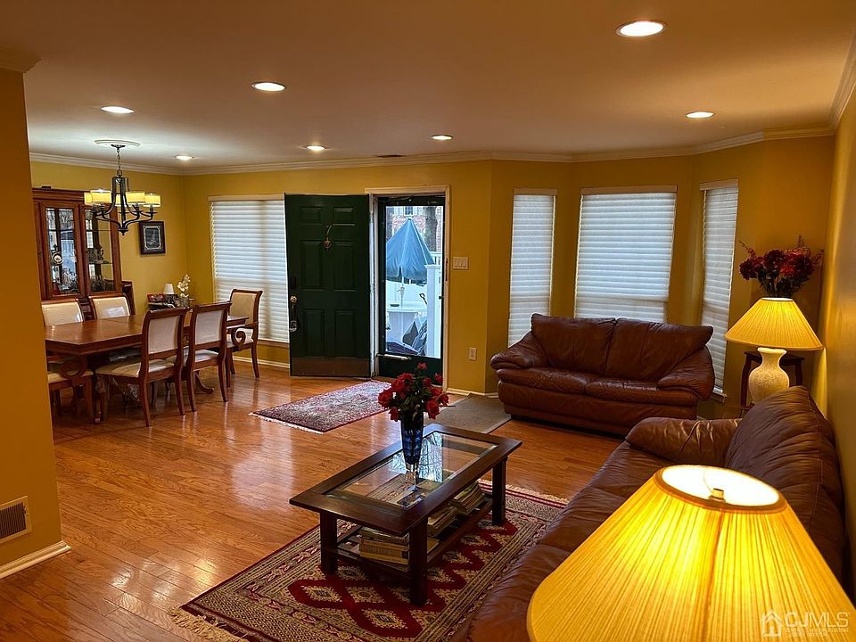 1st image of 7 Bristol Dr