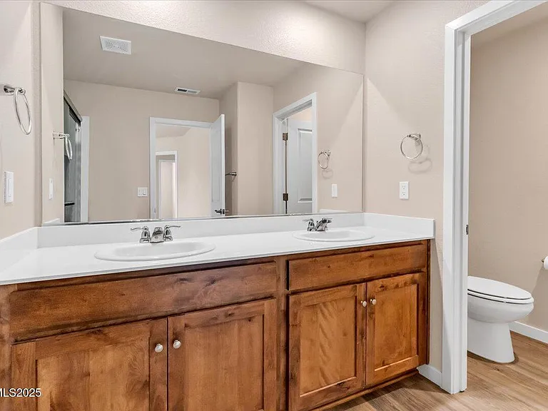 916 Garden Ct — Photo 12