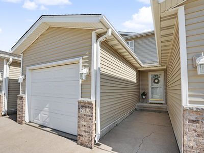 710 Prairie Meadow Dr, Blue Grass, IA, 52726