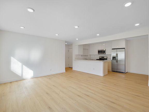 5th image of 1223 N Beachwood Dr #2