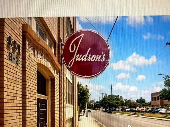 831 Flores #2212, San Antonio, TX 78204