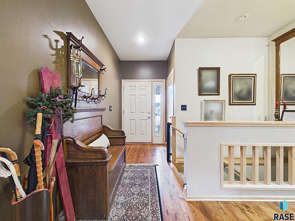 4th image of 815 Park Ln S