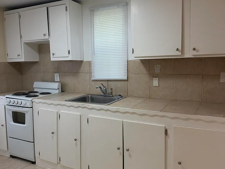 1018 Adams St #E — Photo 6