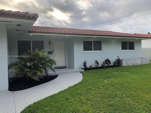 3rd image of 13933 Alamanda Ave