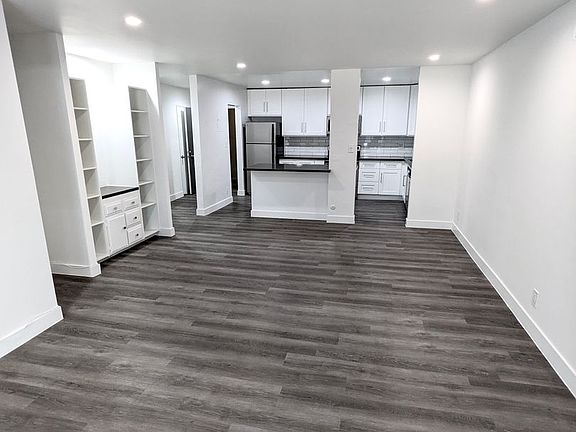 2nd image of 117 N Hamilton Dr APT 303
